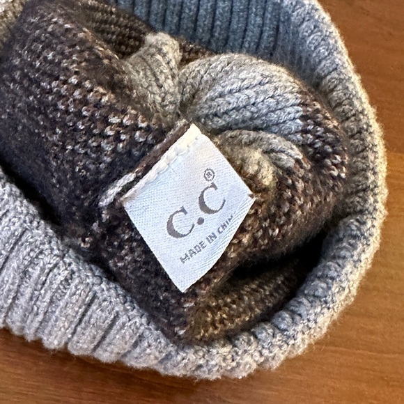 NWOT C.C Soft Gray Leopard Acrylic Faux Fur Pom Beanie OSFM - Picture 8 of 10